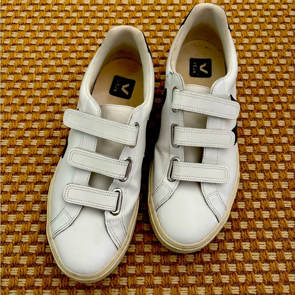 Veja Black Recife Logo Sneakers. Size US women’s 9